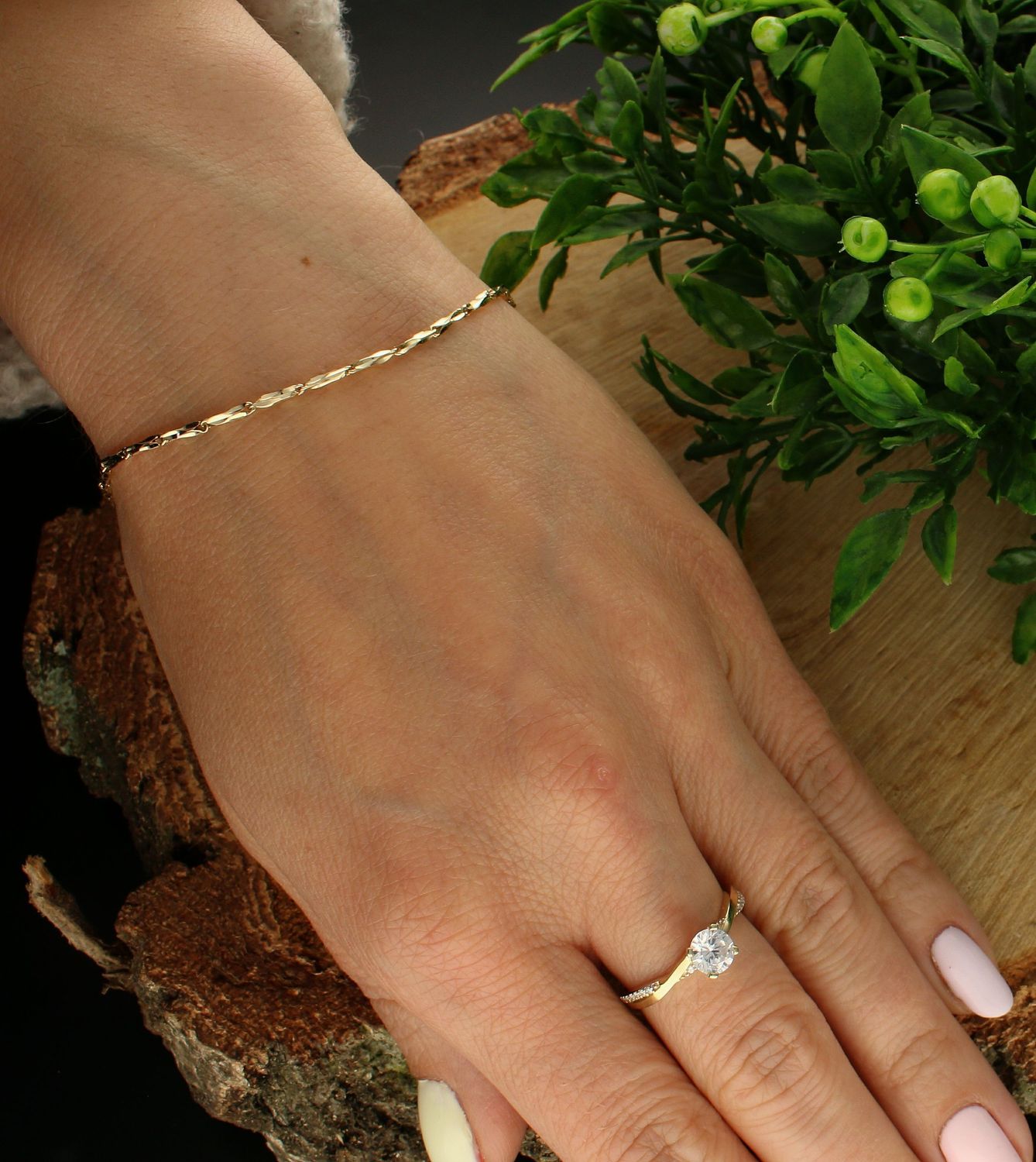 Bransoletka złota 333 o nowoczesnym wzorze BR 5895A 333. Złota bransoletka damska. Złota bransoletka o nowoczesnym wzorze. Ozdobne łączenie. Złota bransoletka idealna na prezent. Bransoletka złota dla każdej kobiety (1).jpg